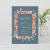 Staubblaue Blumige Hochzeit Einladung (Stehend Vorderseite)