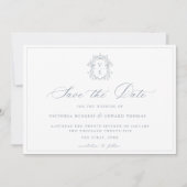 Staubblaue Crest-Monogramm-Hochzeit Save The Date (Vorderseite)