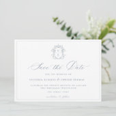 Staubblaue Crest-Monogramm-Hochzeit Save The Date (Stehend Vorderseite)