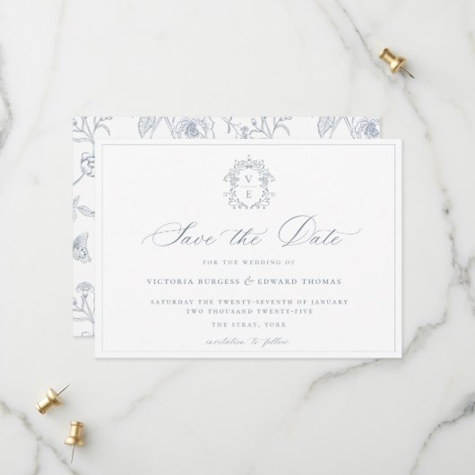 Staubblaue Crest-Monogramm-Hochzeit Save The Date (Vorderseite/Rückseite Beispiel)
