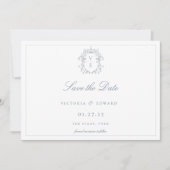 Staubblaue Crest-Monogramm-Hochzeit Save The Date (Vorderseite)