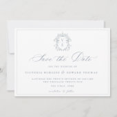 Staubblaue Crest-Monogramm-Hochzeits-QR-Code Save The Date (Vorderseite)