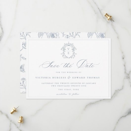 Staubblaue Crest-Monogramm-Hochzeits-QR-Code Save The Date (Vorderseite/Rückseite Beispiel)