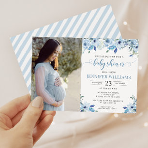 Staubblaue florale Babyshower-Foto-Einladung für J Einladung