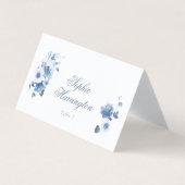 Staubblaue Florale Hochzeitsplatzkarte (Vorderseite)