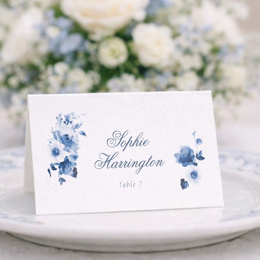 Staubblaue Florale Hochzeitsplatzkarte