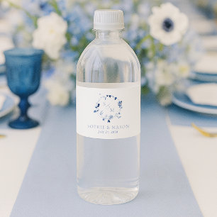 Staubblaue Florale Monogramm-Hochzeit Wasserflaschenetikett