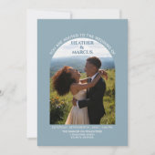 Staubblaue Foto-Bogen-Hochzeit Einladung (Vorderseite)