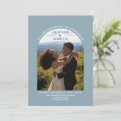 Staubblaue Foto-Bogen-Hochzeit Einladung (Stehend Vorderseite)