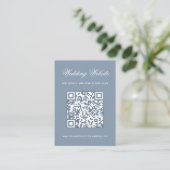 Staubblaue Hochzeits-Website QR-Code und Kalligraf Begleitkarte (Stehend Vorderseite)