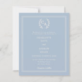 Staubblaue Kranz-Monogramm-Hochzeitseinladung (Vorderseite)