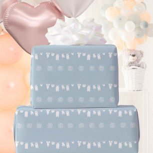 Staubblaue minimalistische Babyparty für einen Jun Geschenkpapier