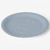 Staubblaue minimalistische Monogramm-Hochzeit Pappteller (Schrägansicht)