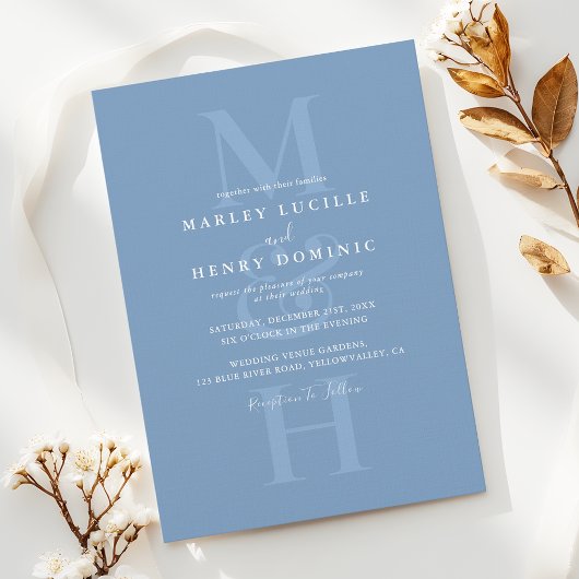 Staubblaue moderne Monogramm-Overlay-Hochzeit Einladung