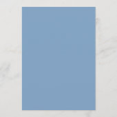 Staubblaue moderne Monogramm-Overlay-Hochzeit Einladung (Rückseite)