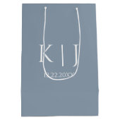 Staubblaue Monogramm-Initialien Minimale Trend-Hoc Mittlere Geschenktüte (Rückseite)