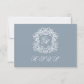 Staubblaue Monogramm-Krone Elegante Hochzeit RSVP Karte (Vorderseite)