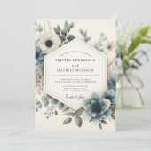 Staubblaue Serene Bloom Hochzeit Einladung (Stehend Vorderseite)