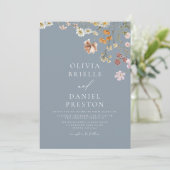 Staubblaue Wildblumen-Hochzeit mit QR-Code Einladung (Stehend Vorderseite)