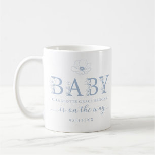 Staubblaue Wildflower-Baby-Ankündigung Tasse