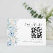 Staubblauer Boho-Blumen-Hochzeits-QR-Code RSVP Karte (Stehend Vorderseite)