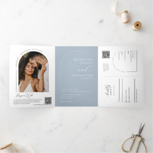 Staubblauer minimaler Bogen Foto QR Code Hochzeit Dreifach Gefaltete Einladung
