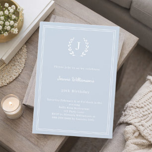 Staubblauer Monogramm-Kranz minimalistischer Gebur Einladung