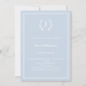 Staubblauer Monogramm-Kranz minimalistischer Gebur Einladung (Vorderseite)