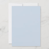Staubblauer Monogramm-Kranz minimalistischer Gebur Einladung (Rückseite)