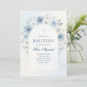 Staubblauer Wasserfarben-Blumenbogen Junge Bautizo Einladung (Stehend Vorderseite)