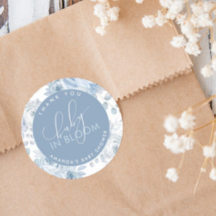 Staubblaues Blumen-Baby-in-aufblühen-Baby-Party Runder Aufkleber