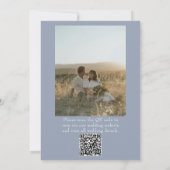 Staubblaues Blumen-Botanik-Foto-QR-Code-Hochzeit Einladung (Rückseite)
