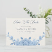 Staubblaues Blumen-QR-Code-Hochzeit Save The Date (Stehend Vorderseite)