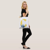 Staubblaues Blumenmonogramm Gelber Initial Geburts Tasche (Am Model)