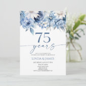 Staubblaues Blumenmuster 75. Hochzeitstag Einladung (Stehend Vorderseite)