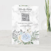 Staubblaues Blumenweißes Marmor-QR-Code-Hochzeit Einladung (Rückseite)