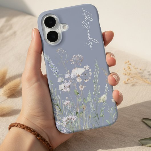 Staubblaues Boho-Wasserfarben-Wildblumen iPhone 16 Hülle