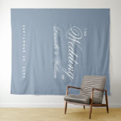 Staubblaues einfaches elegantes Skript Hochzeitsku Wandteppich (Beispiel (Horizontal))