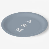 Staubblaues einfaches Monogramm Initial elegantes Pappteller (Schrägansicht)
