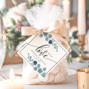 Staubblaues Eukalyptus-Grün für eine Hochzeit mit Geschenkanhänger
