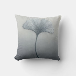 Staubblaues Ginkgo Biloba Blatt Minimalistischer M Kissen