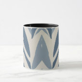 Staubblaues Küstenbatik Parang Chevron Geometrisch Tasse (Zentrum)