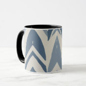 Staubblaues Küstenbatik Parang Chevron Geometrisch Tasse (Vorderseite Links)