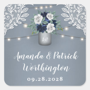 Staubblaues Landhaus-Hochzeit mit weißem Spitzen-M Quadratischer Aufkleber