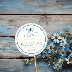 Staubblaues Love Is In Bloom Florales Brautbad Runder Aufkleber