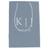 Staubblaues Monogramm Initial Minimal Trendige Hoc Mittlere Geschenktüte (Vorderseite)