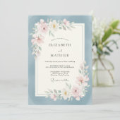 Staubblaues Soft Blossom Bogenhochzeit Einladung (Stehend Vorderseite)