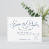 Staubblaues Wildblumen-Save-the-Date mit eleganter Save The Date (Stehend Vorderseite)