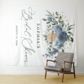 Staubiges Blau und champagnerfarbene Blumen zur Br Wandteppich (Beispiel (Horizontal))