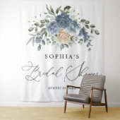 Staubiges Blau und champagnerfarbene Blumen zur Br Wandteppich (Beispiel)